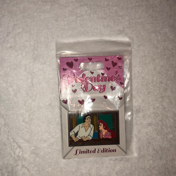 Limited Edition Trading Pin The Little Mermaid Ariel & Eric Valentine’s Day - Picture 2 of 7